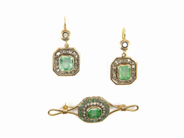 Parure bracciale, orecchini e spilla in oro giallo e argento con diamanti ed imitazioni di smeraldo  - Asta Gioielli e Orologi - Associazione Nazionale - Case d'Asta italiane