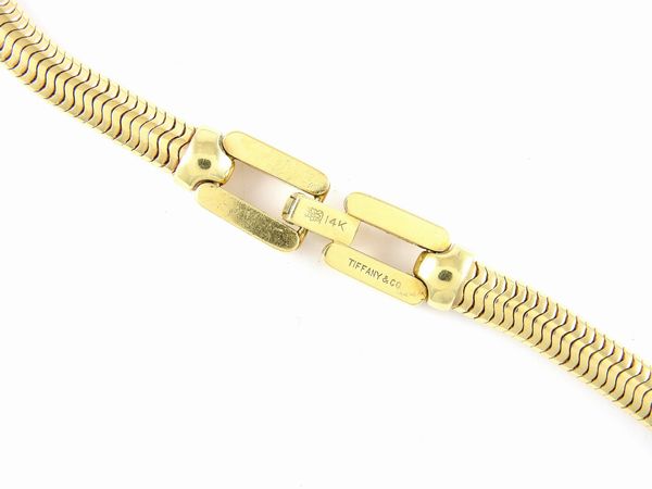 Girocollo Tiffany & Co. a maglia morbida in oro giallo e spilla in oro giallo e rosso  - Asta Gioielli e Orologi - Associazione Nazionale - Case d'Asta italiane
