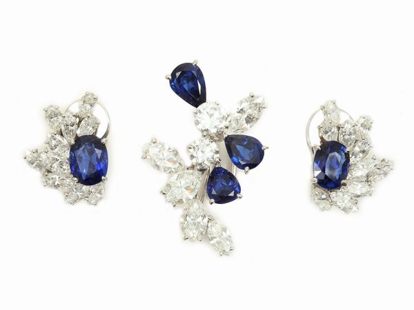 Demi parure Cusi spilla ed orecchini in platino, diamanti e zaffiri  - Asta Gioielli e Orologi - Associazione Nazionale - Case d'Asta italiane