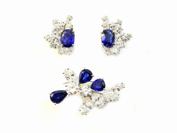 Demi parure Cusi spilla ed orecchini in platino, diamanti e zaffiri  - Asta Gioielli e Orologi - Associazione Nazionale - Case d'Asta italiane
