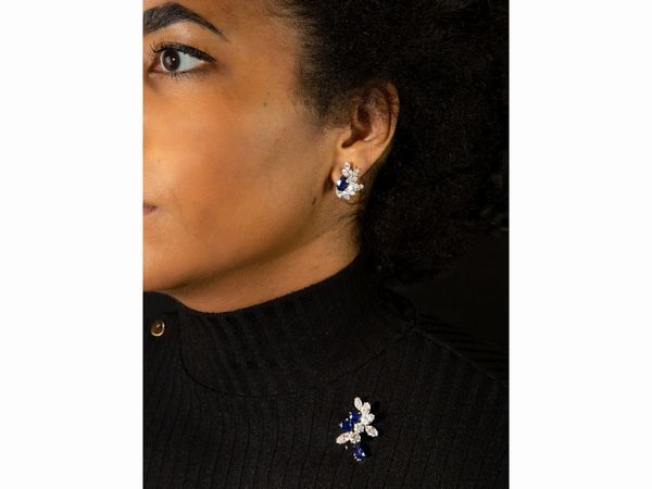 Demi parure Cusi spilla ed orecchini in platino, diamanti e zaffiri  - Asta Gioielli e Orologi - Associazione Nazionale - Case d'Asta italiane