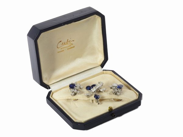 Demi parure Cusi spilla ed orecchini in platino, diamanti e zaffiri  - Asta Gioielli e Orologi - Associazione Nazionale - Case d'Asta italiane