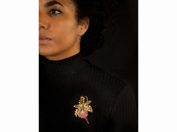 Spilla in oro giallo con diamanti e rubini sintetici  - Asta Gioielli e Orologi - Associazione Nazionale - Case d'Asta italiane