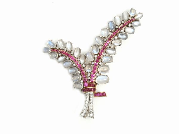 Spilla in platino e oro giallo con diamanti, rubini e pietre di luna  - Asta Gioielli e Orologi - Associazione Nazionale - Case d'Asta italiane