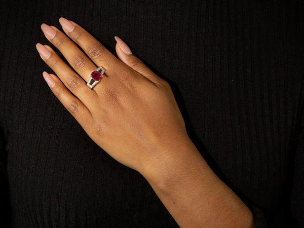 Anello in oro bianco e giallo con diamanti e rubino  - Asta Gioielli e Orologi - Associazione Nazionale - Case d'Asta italiane