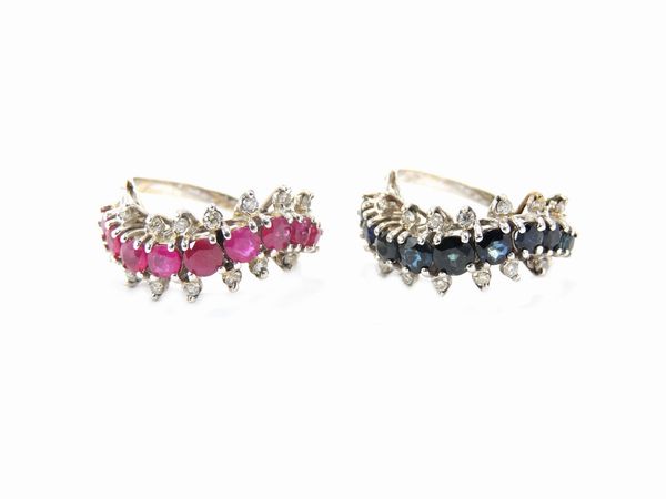 Coppia di anelli a onda in oro bianco con diamanti, rubini e zaffiri  - Asta Gioielli e Orologi - Associazione Nazionale - Case d'Asta italiane