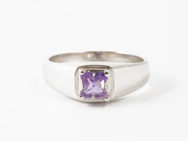 Anello in oro bianco con quarzo ametista  - Asta Gioielli e Orologi - Associazione Nazionale - Case d'Asta italiane