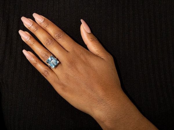 Anello in platino con acquamarina  - Asta Gioielli e Orologi - Associazione Nazionale - Case d'Asta italiane
