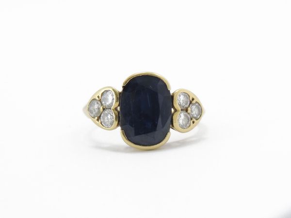Anello in oro giallo con diamanti e zaffiro  - Asta Gioielli e Orologi - Associazione Nazionale - Case d'Asta italiane