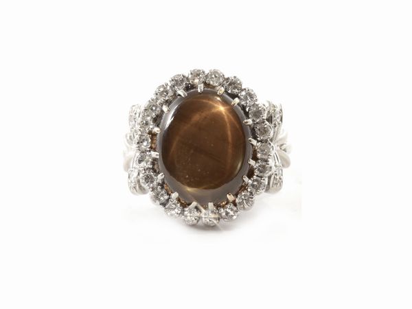 Anello in platino con diamanti e corindone grigio bruno stellato  - Asta Gioielli e Orologi - Associazione Nazionale - Case d'Asta italiane