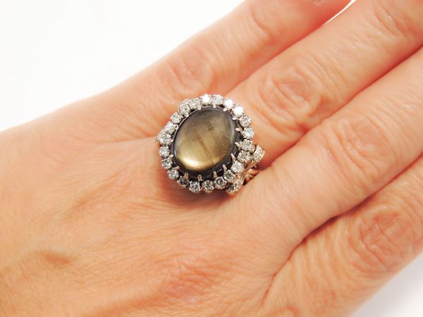 Anello in platino con diamanti e corindone grigio bruno stellato  - Asta Gioielli e Orologi - Associazione Nazionale - Case d'Asta italiane