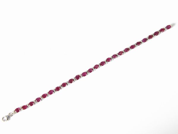 Bracciale tennis in oro bianco con diamanti e rubini glass filled  - Asta Gioielli e Orologi - Associazione Nazionale - Case d'Asta italiane