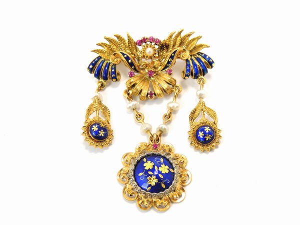 Spilla in oro giallo con rubini perle e smalti blu  - Asta Gioielli e Orologi - Associazione Nazionale - Case d'Asta italiane
