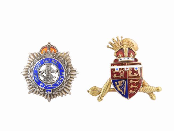 Due spille in oro a basso titolo e argento con smalti policromi  - Asta Gioielli e Orologi - Associazione Nazionale - Case d'Asta italiane