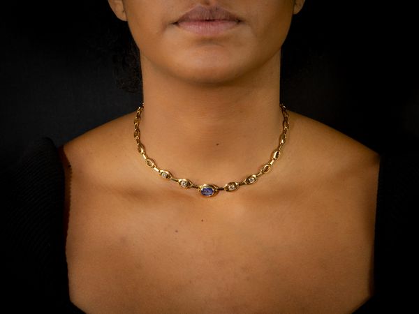 Girocollo in oro giallo con diamanti e intaglio su zaffiro  - Asta Gioielli e Orologi - Associazione Nazionale - Case d'Asta italiane