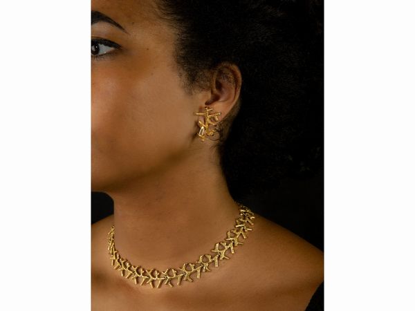Demi parure collana ed orecchini in oro giallo attribuibile ad Enrico Serafini  - Asta Gioielli e Orologi - Associazione Nazionale - Case d'Asta italiane