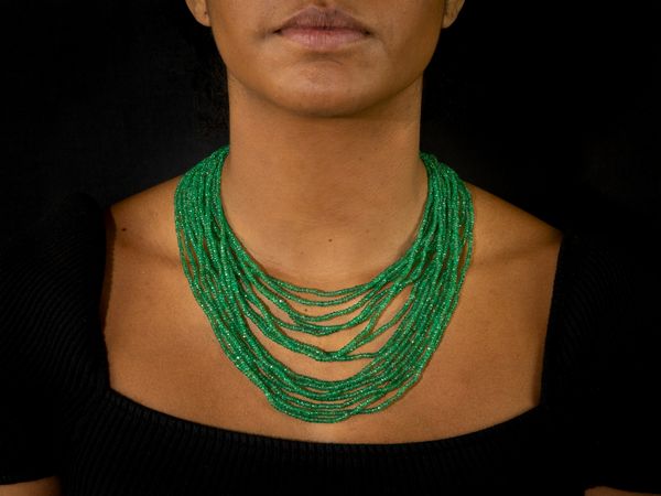 Collana di quindici fili di smeraldi sfaccettati con fermezza in oro giallo  - Asta Gioielli e Orologi - Associazione Nazionale - Case d'Asta italiane