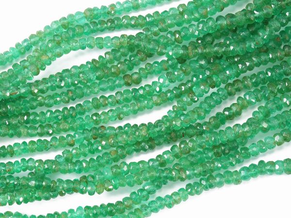 Collana di quindici fili di smeraldi sfaccettati con fermezza in oro giallo  - Asta Gioielli e Orologi - Associazione Nazionale - Case d'Asta italiane