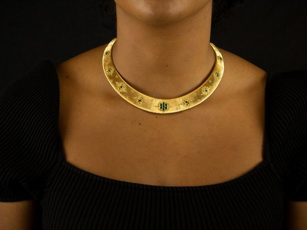 Girocollo rigido in oro giallo con smeraldi  - Asta Gioielli e Orologi - Associazione Nazionale - Case d'Asta italiane