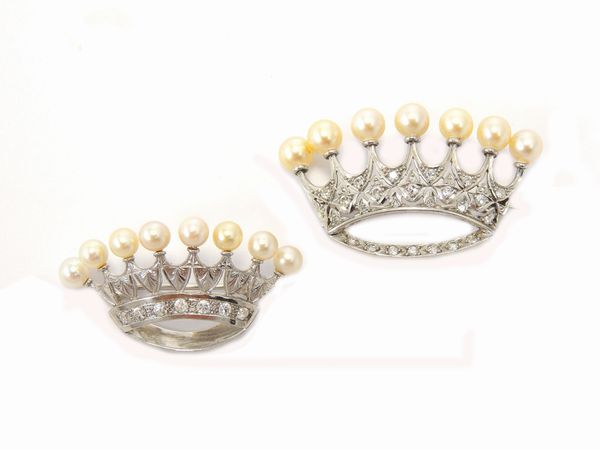 Due spille a corona in oro bianco, diamanti e perle Akoya  - Asta Gioielli e Orologi - Associazione Nazionale - Case d'Asta italiane