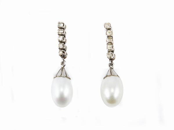 Orecchini pendenti in oro bianco con diamanti e perle coltivate  - Asta Gioielli e Orologi - Associazione Nazionale - Case d'Asta italiane