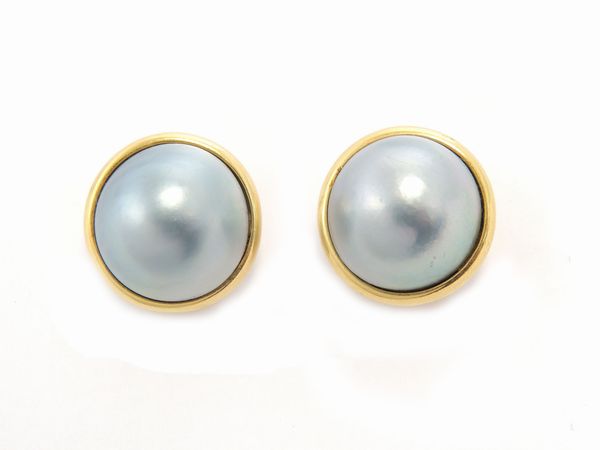 Orecchini in oro giallo con perle mabe grigie  - Asta Gioielli e Orologi - Associazione Nazionale - Case d'Asta italiane