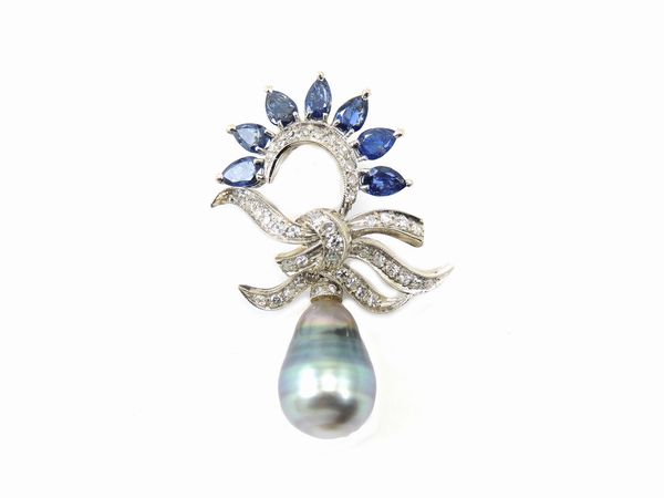 Pendente in oro bianco con diamanti, zaffiri e perla barocca grigia coltivata  - Asta Gioielli e Orologi - Associazione Nazionale - Case d'Asta italiane