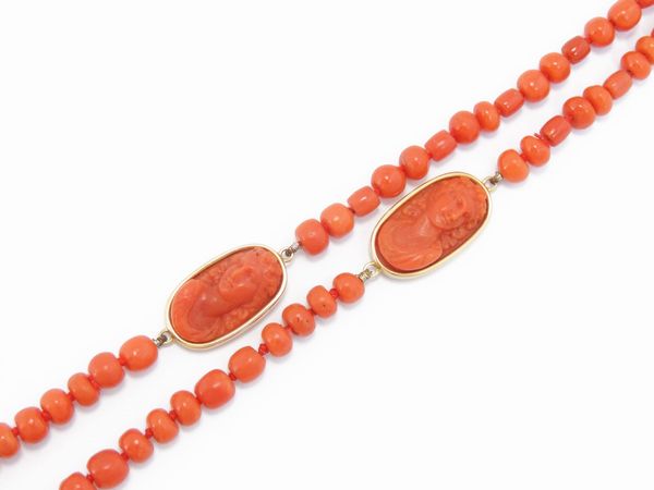 Lunga collana con cammei in corallo rosso arancio e fermezza in oro giallo  - Asta Gioielli e Orologi - Associazione Nazionale - Case d'Asta italiane