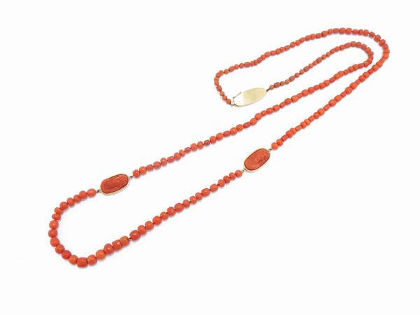 Lunga collana con cammei in corallo rosso arancio e fermezza in oro giallo  - Asta Gioielli e Orologi - Associazione Nazionale - Case d'Asta italiane