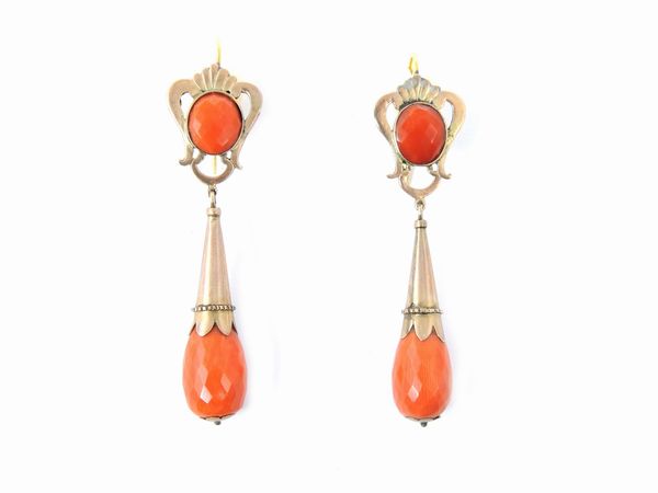 Orecchini pendenti in oro rosa a basso titolo con coralli rosso arancio  - Asta Gioielli e Orologi - Associazione Nazionale - Case d'Asta italiane