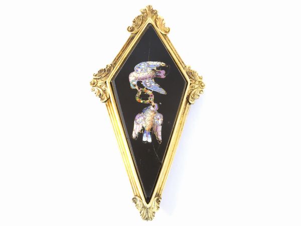 Spilla in oro giallo con micromosaico su pasta vitrea nera  - Asta Gioielli e Orologi - Associazione Nazionale - Case d'Asta italiane