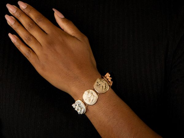 Bracciale in oro rosa a basso titolo con cammei in pietra lavica  - Asta Gioielli e Orologi - Associazione Nazionale - Case d'Asta italiane