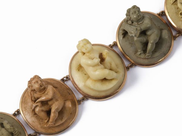 Bracciale in oro rosa a basso titolo con cammei in pietra lavica  - Asta Gioielli e Orologi - Associazione Nazionale - Case d'Asta italiane