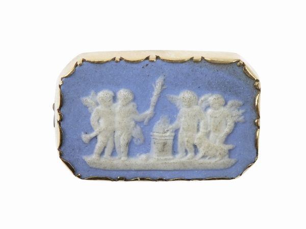 Spilla in oro giallo a basso titolo con cammeo in ceramica wedgwood  - Asta Gioielli e Orologi - Associazione Nazionale - Case d'Asta italiane