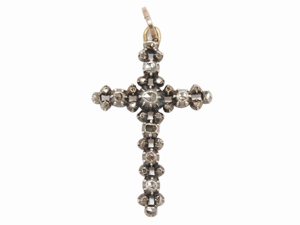 Pendente a croce in oro rosa a basso titolo e argento con diamanti  - Asta Gioielli e Orologi - Associazione Nazionale - Case d'Asta italiane