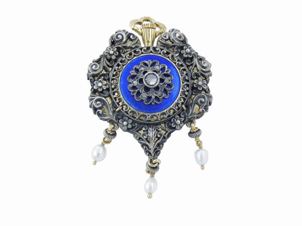 Pendente orologio in oro giallo e argento con diamanti, rubini, perle coltivate e smalto blu  - Asta Gioielli e Orologi - Associazione Nazionale - Case d'Asta italiane