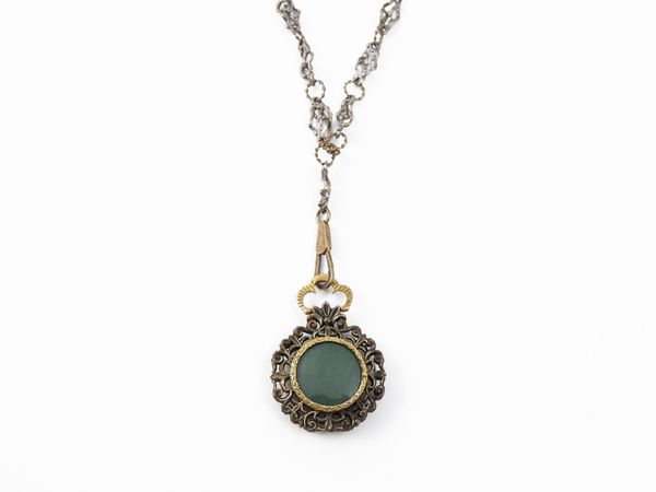 Lunga catena con pendente portaritratto  in oro giallo e argento e smalti verdi  - Asta Gioielli e Orologi - Associazione Nazionale - Case d'Asta italiane