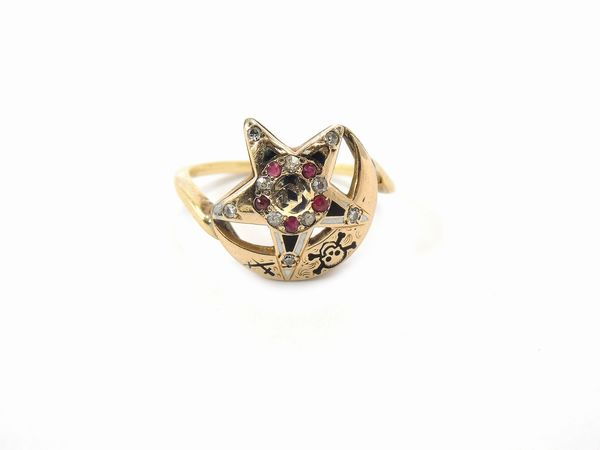 Anello in oro giallo e oro rosa a basso titolo con diamanti, rubini e smalti bianchi e neri  - Asta Gioielli e Orologi - Associazione Nazionale - Case d'Asta italiane