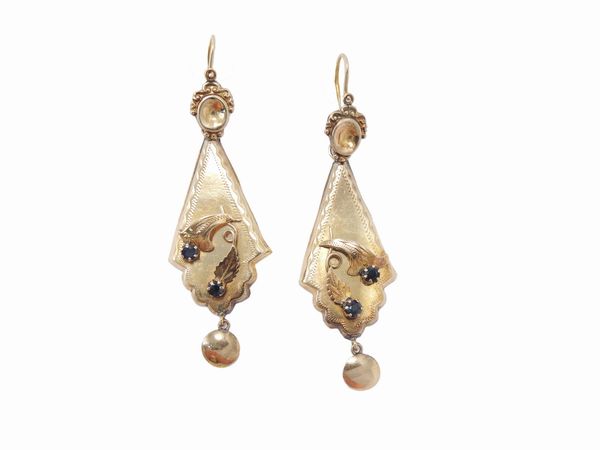 Orecchini pendenti in oro rosa a basso titolo con zaffiri  - Asta Gioielli e Orologi - Associazione Nazionale - Case d'Asta italiane