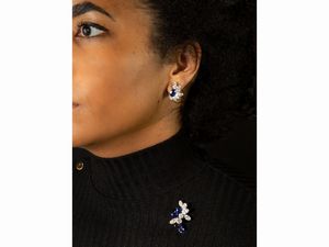 Demi parure Cusi spilla ed orecchini in platino, diamanti e zaffiri  - Asta Gioielli e Orologi - Associazione Nazionale - Case d'Asta italiane