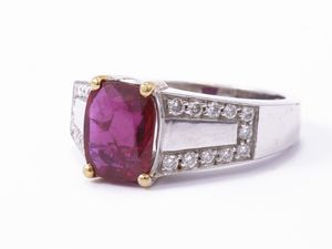 Anello in oro bianco e giallo con diamanti e rubino  - Asta Gioielli e Orologi - Associazione Nazionale - Case d'Asta italiane