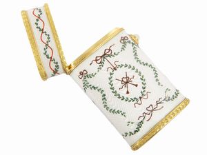 Portasigarette in oro giallo e argento con pietra di luna e smalto bianco  - Asta Gioielli e Orologi - Associazione Nazionale - Case d'Asta italiane