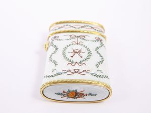 Portasigarette in oro giallo e argento con pietra di luna e smalto bianco  - Asta Gioielli e Orologi - Associazione Nazionale - Case d'Asta italiane