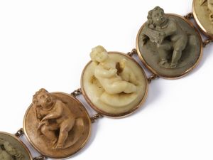 Bracciale in oro rosa a basso titolo con cammei in pietra lavica  - Asta Gioielli e Orologi - Associazione Nazionale - Case d'Asta italiane