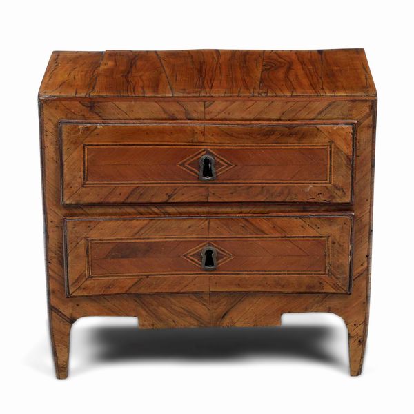 Modello di cassettone Luigi XVI lastronato in essenze varie. Napoli, XVIII secolo  - Asta Dimore italiane | Cambi Time - Associazione Nazionale - Case d'Asta italiane