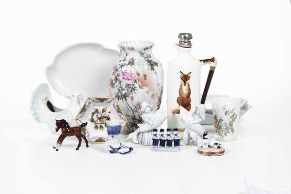 Quattordici diverse porcellane tra cui tre marescialle di Doccia  - Asta Dimore italiane | Cambi Time - Associazione Nazionale - Case d'Asta italiane