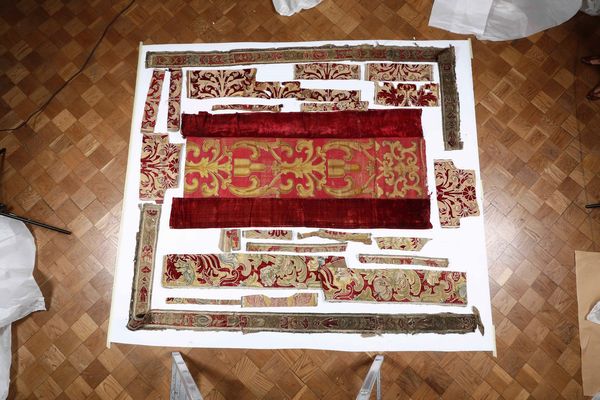 Lotto di frammenti vari ed un pannello in velluto rosso con stemma  - Asta Dimore italiane | Cambi Time - Associazione Nazionale - Case d'Asta italiane