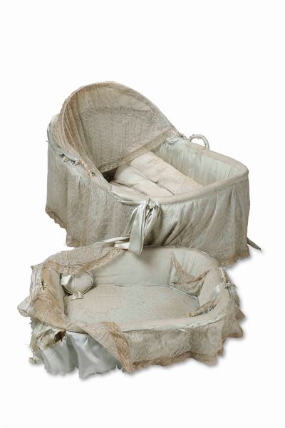 Piccola culla in vimini e pizzo antico  - Asta Dimore italiane | Cambi Time - Associazione Nazionale - Case d'Asta italiane