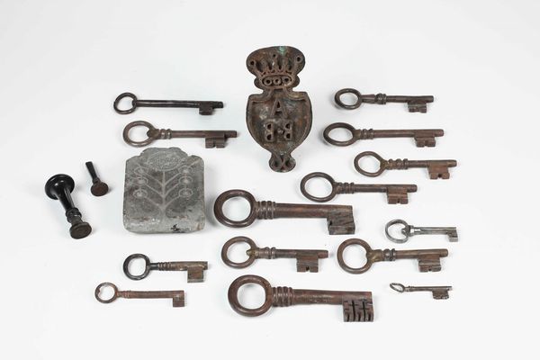 Stampo per fusione in pietra serena e ferro per marcatura a fuoco con corona e lotto di chiavi  - Asta Dimore italiane | Cambi Time - Associazione Nazionale - Case d'Asta italiane