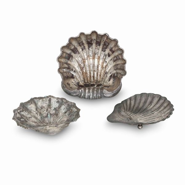 Lotto comprendente 3 ciotole a conchiglia in argento. Italia e Inghilterra XX secolo  - Asta Dimore italiane | Cambi Time - Associazione Nazionale - Case d'Asta italiane